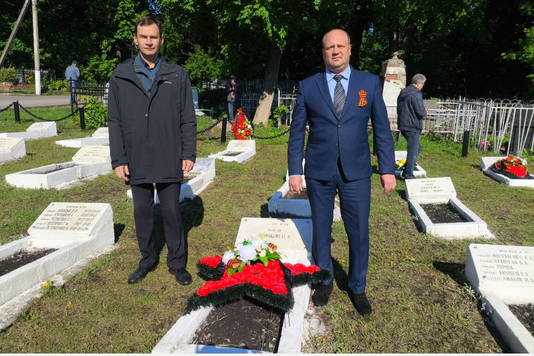 На Мироносицком кладбище возложили венки к могилам солдат, павших в годы Великой Отечественной войны