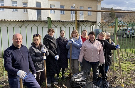 В завершение месячника по благоустройству сотрудники Минцифры Пензенской области вышли на общий субботник