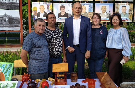 Максим Изосимов поздравил жителей Каменки с Днём России и юбилеем города Максим Изосимов поздравил жителей Каменки с Днём России и юбилеем города